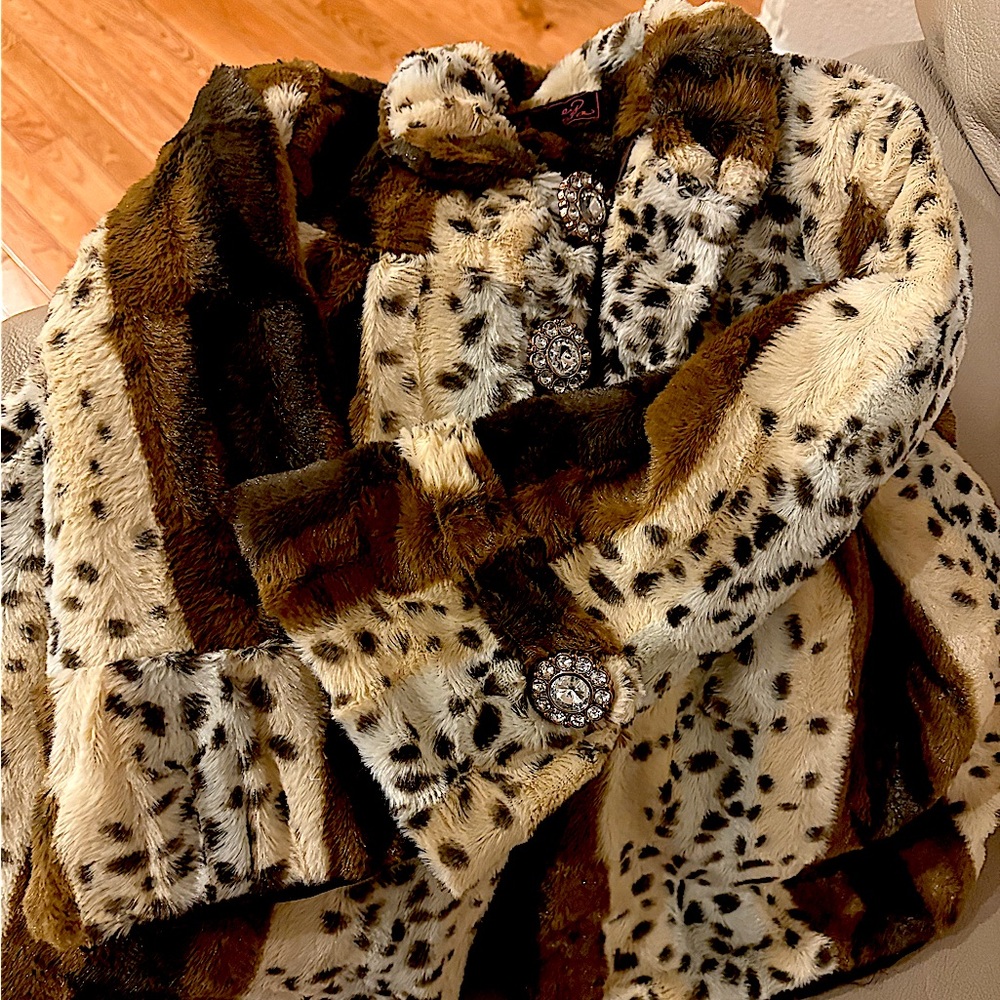Faux Fur Diva Dress Coat for your little diva! Excellent condition Size M 2-4 yr